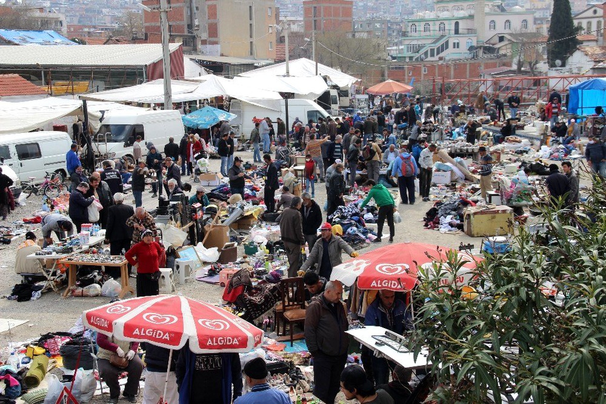 İzmir\'de yaşlılar yasağa rağmen pazarlara çıktı