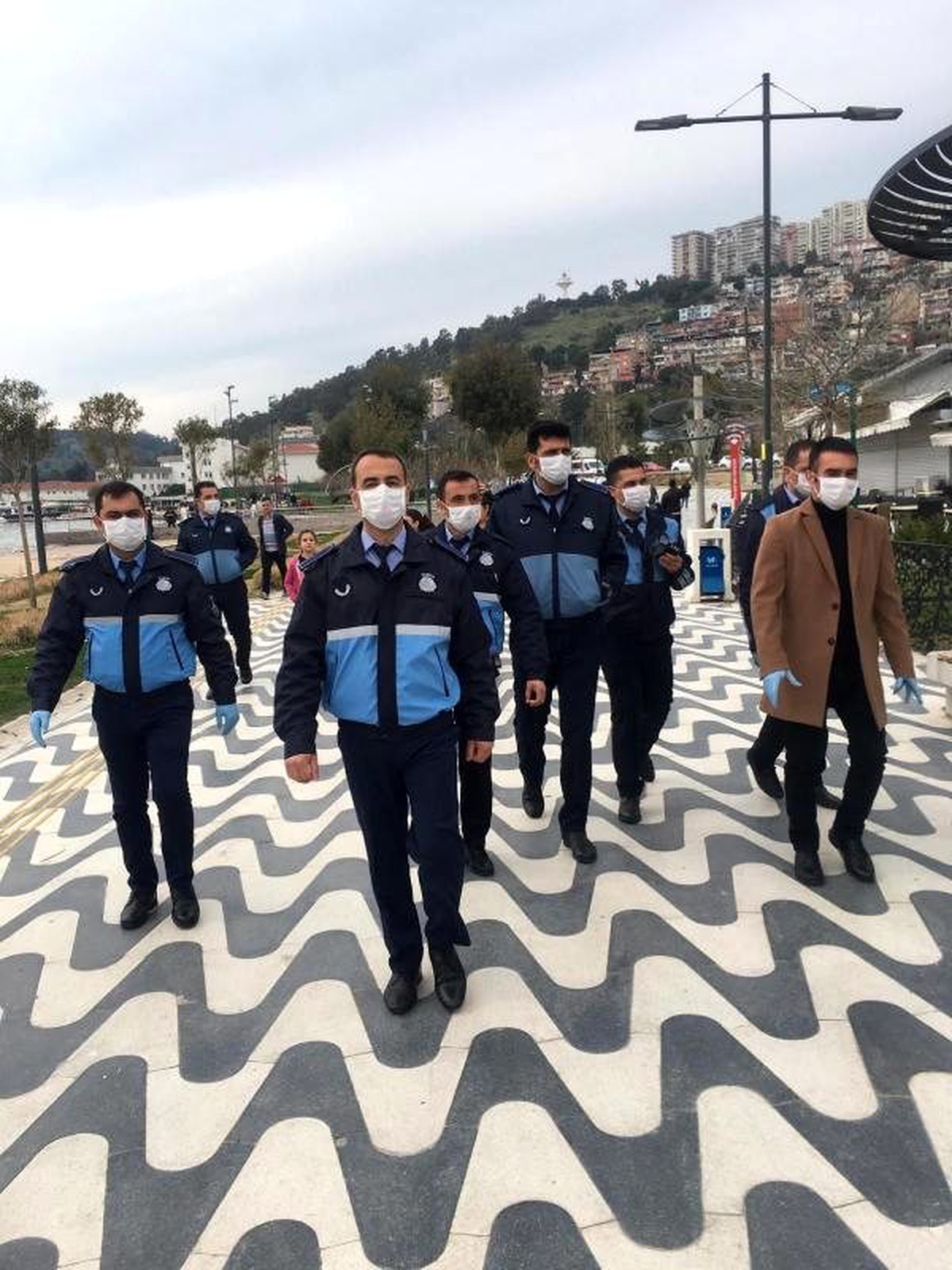 İzmir\'de zabıta ekipleri, mangalcılara göz açtırmadı