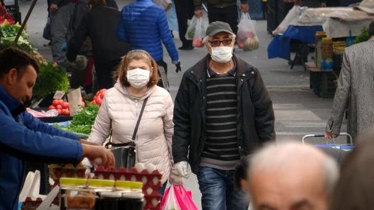 İzmit\'te sokağa çıkan 65 yaş üstündekilere evlerine dönmeleri uyarısı