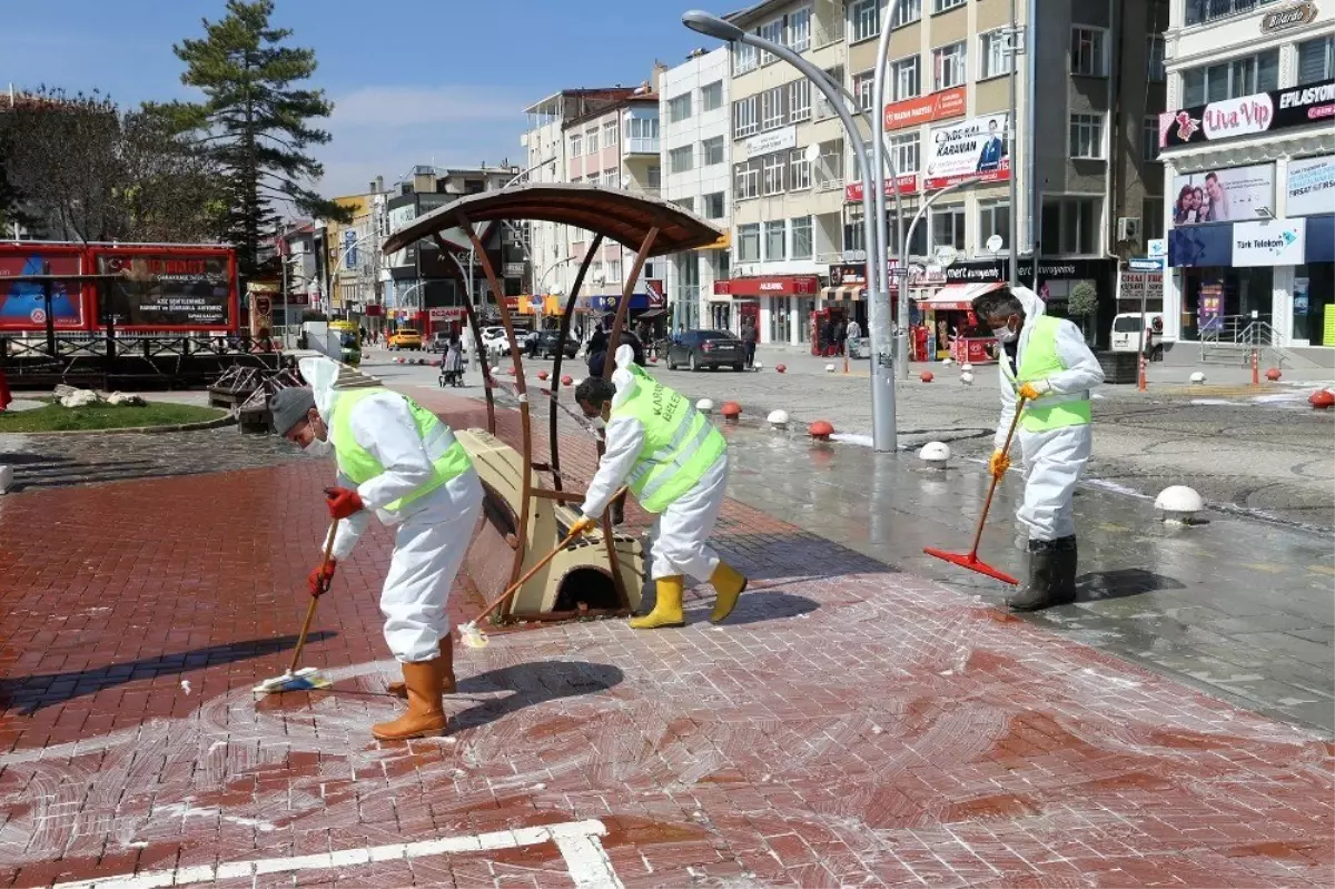 Karaman\'da cadde, sokak ve kaldırımlar koronavirüse karşı dezenfekte edildi