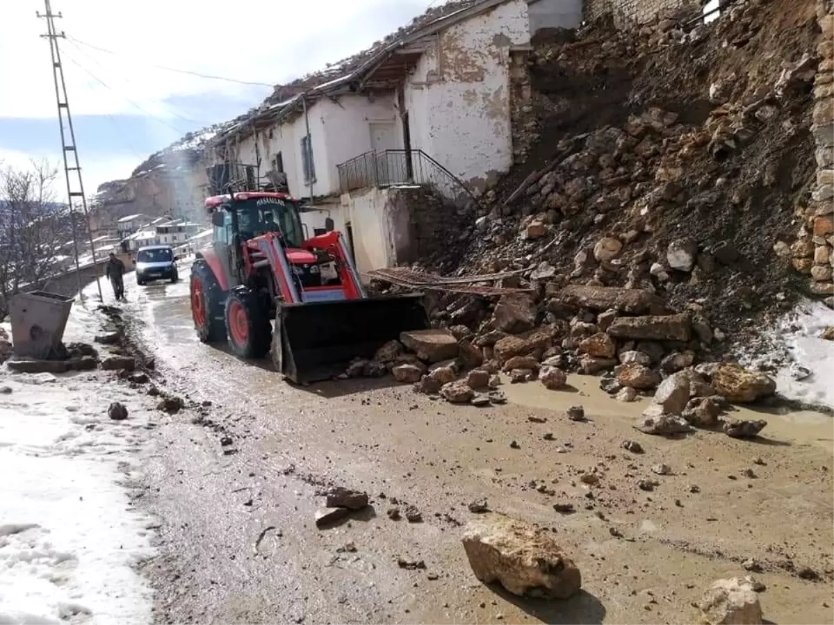 Karaman\'da istinat duvarı çöktü