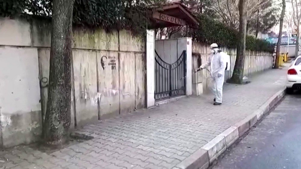 Kartal\'da caddeler ve sokaklar korona virüse karşı dezenfekte edildi