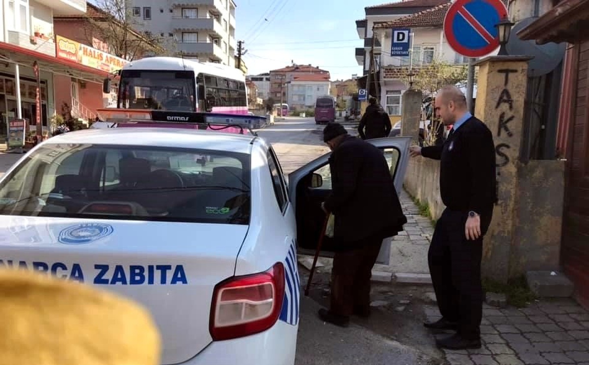 Kaynarca\'da zabıta ekipleri yaşlı vatandaşları evlerine gönderdi