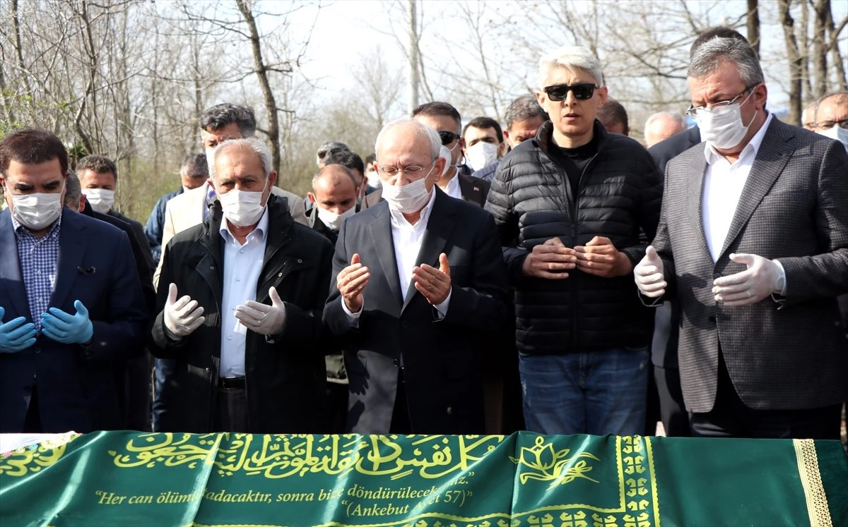 Kemal Kılıçdaroğlu, maskeyle katıldığı cenazede kız kardeşini toprağa verdi