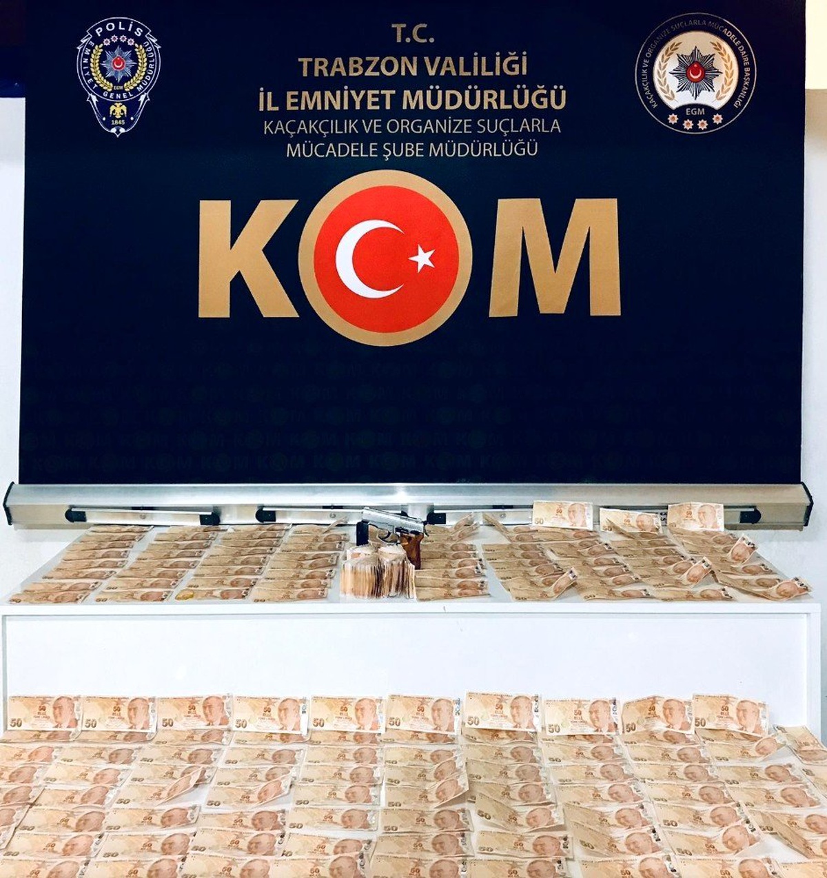 Kız arkadaşı ile sahte parayla alışveriş yaparken yakalandı