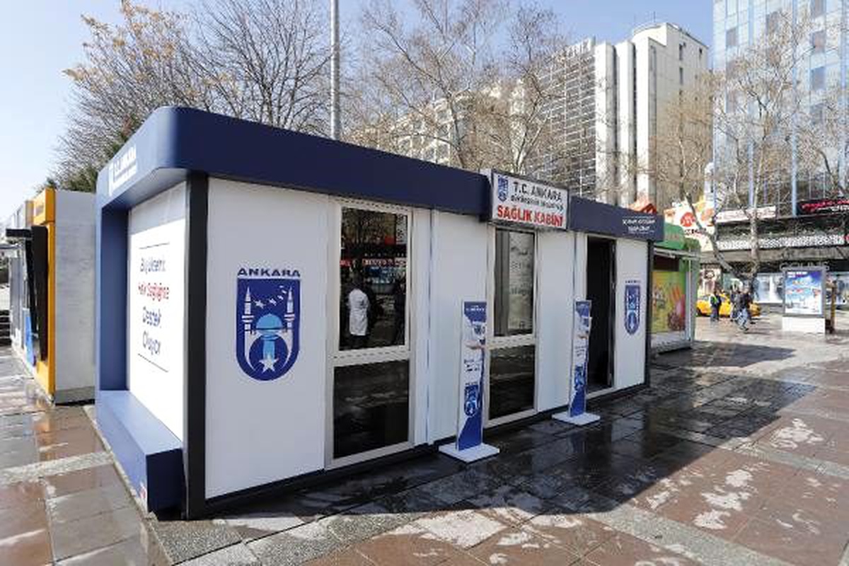 Kızılay Meydanı\'na kurulan sağlık kabininde ateş ve tansiyon ölçülüyor