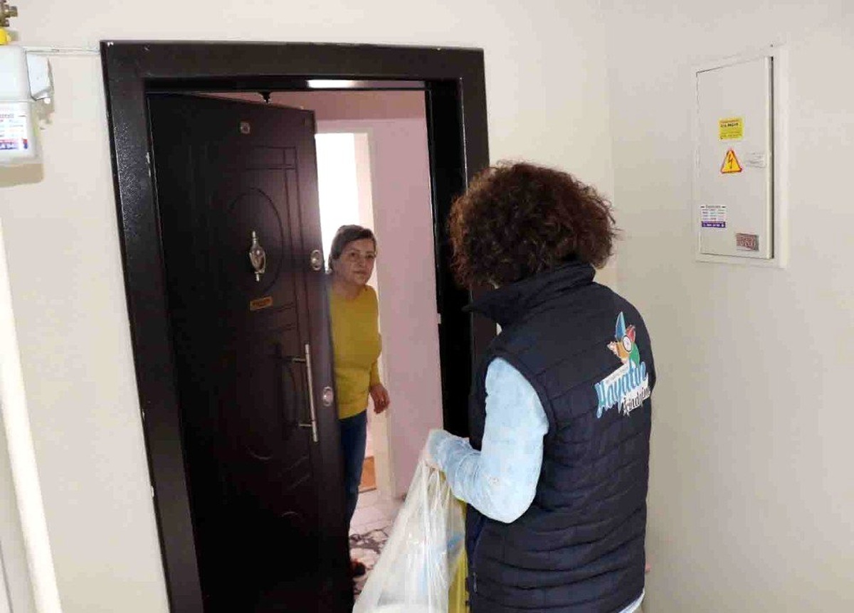 Kocaeli\'de evden çıkmayan yaşlıların alışverişini belediye ekipleri yapıyor