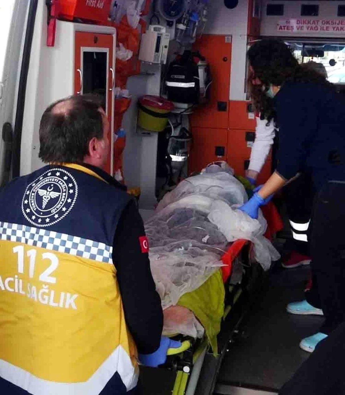 Komşuların yangında ölümden kurtardığı kadın hayatını kaybetti