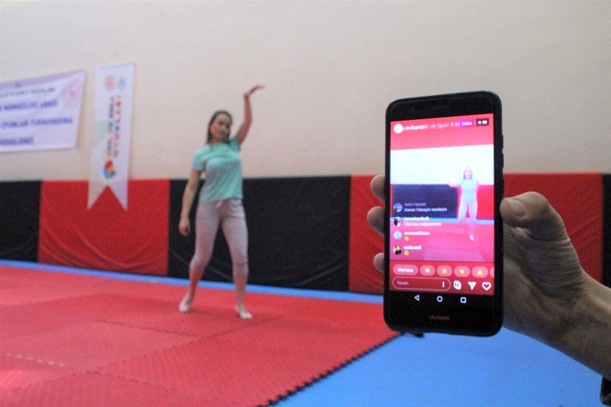 Korona virüs nedeniyle evde kalanlara canlı yayında \'zumba\' dersi