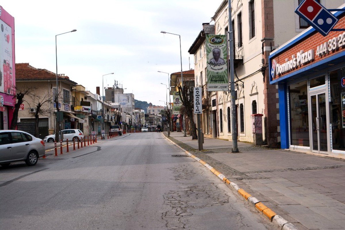 Korona virüs salgını ardından Ayvalık\'ta sokaklar boşaldı