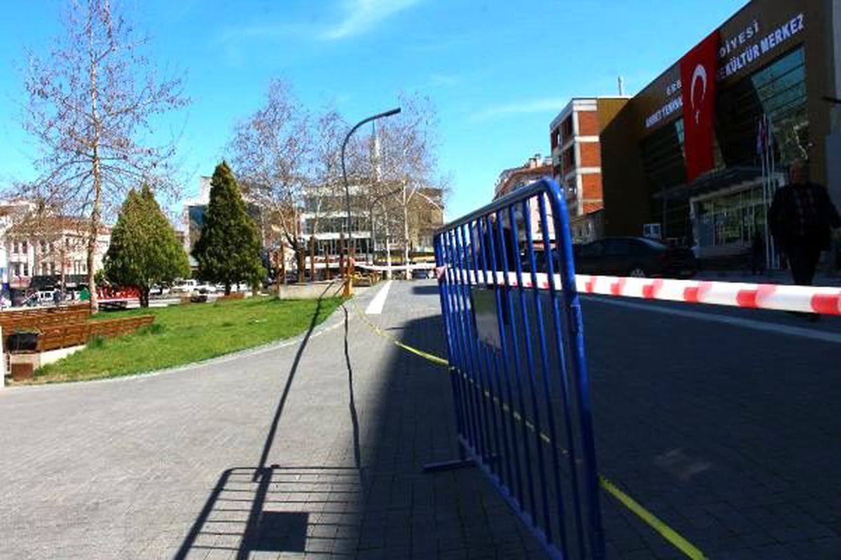 Koronavirüse karşı meydanda bariyerli, şeritli önlem