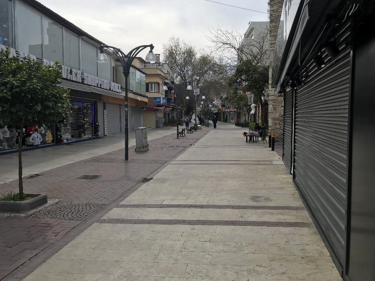 Kuşadası\'nda sokaklar ve caddeler bomboş