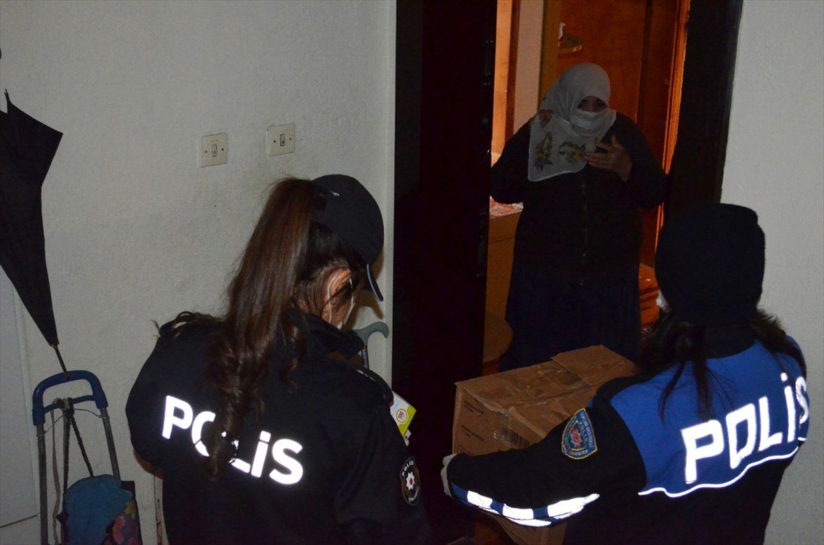 Kütahya\'da 65 yaş üstü vatandaşların alışverişini polisler yapıyor