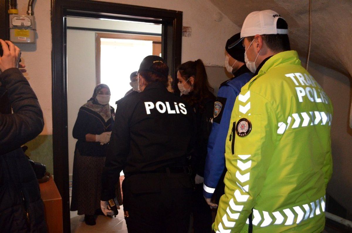 Kütahya\'da yaşlıların ihtiyaçlarını polis karşılıyor