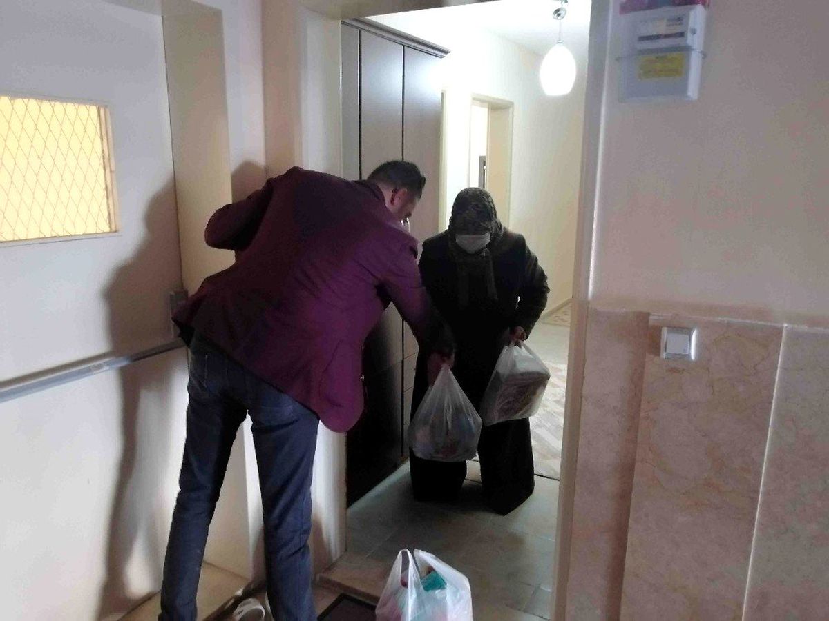 Mahalle muhtarı kapı kapı gezip yaşlıların ihtiyaçlarını karşılıyor