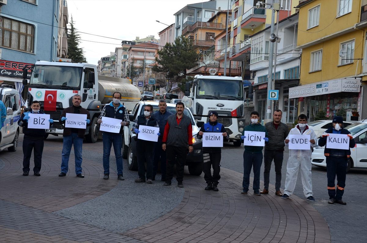 Manisa\'da cadde ve sokakların dezenfekte edilmesi havadan görüntülendi