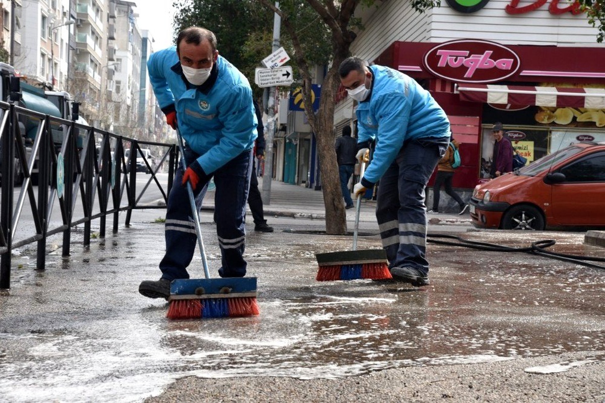 Manisa\'nın cadde ve sokakları yıkanıyor