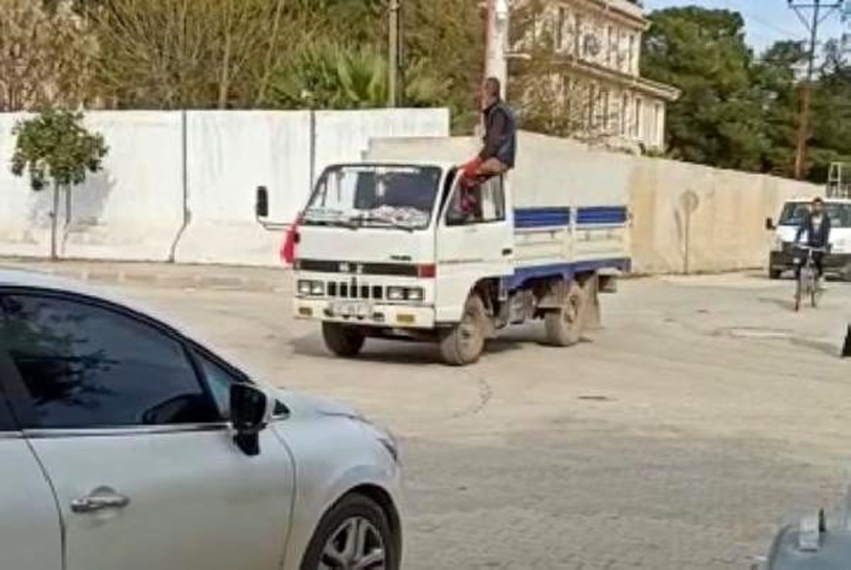 Mardin\'de inanılmaz görüntü; kapının üzerine oturup, kamyoneti ayaklarıyla kullandı