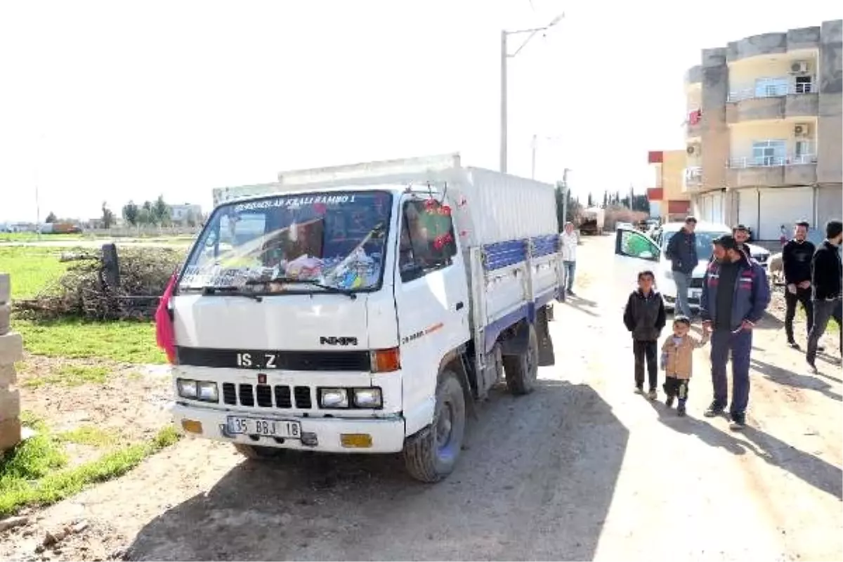 Mardin\'de inanılmaz görüntü; kapının üzerine oturup, kamyoneti ayaklarıyla kullandı (2)