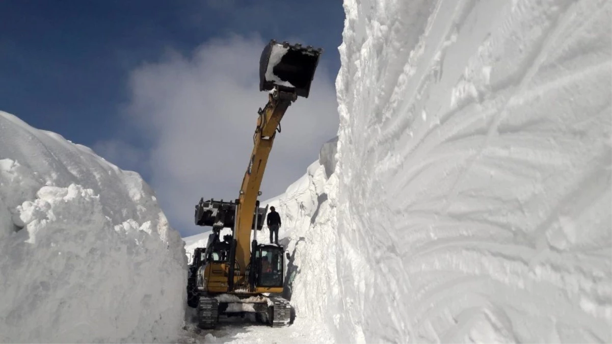 Mergezer Yaylası\'nda 11 metreyi bulan karla mücadele ediyorlar