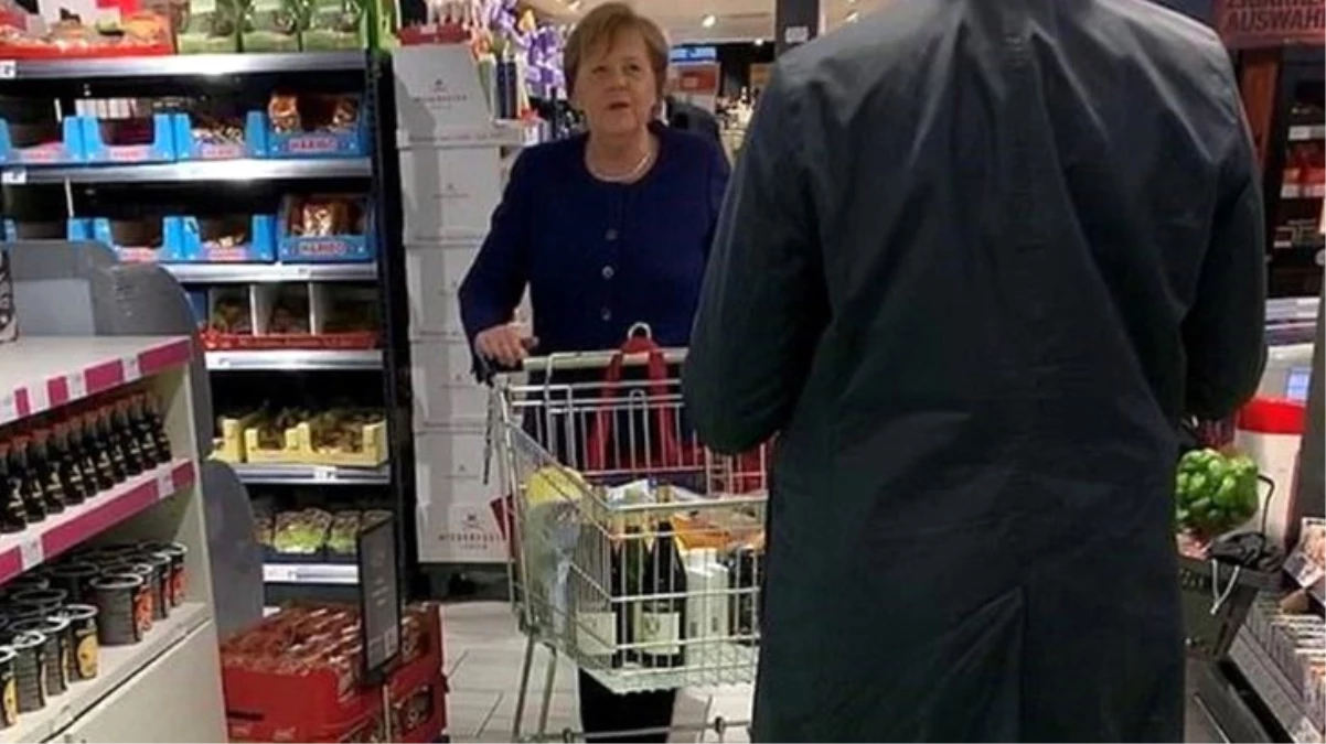 Merkel\'in kendini karantinaya almasının ardından alışveriş yaptığı marketteki Almanlar panik oldu