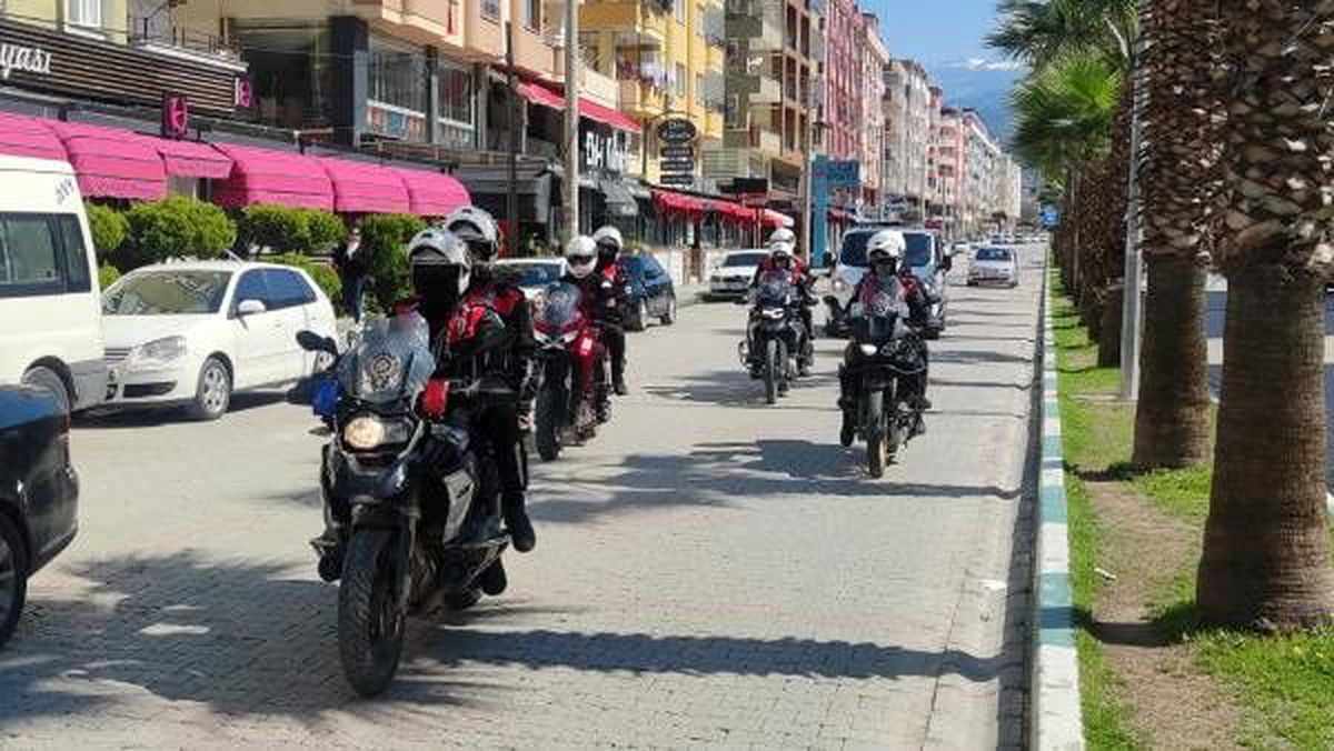 Motosikletli polislerden \'Evde kalın\' anonsu