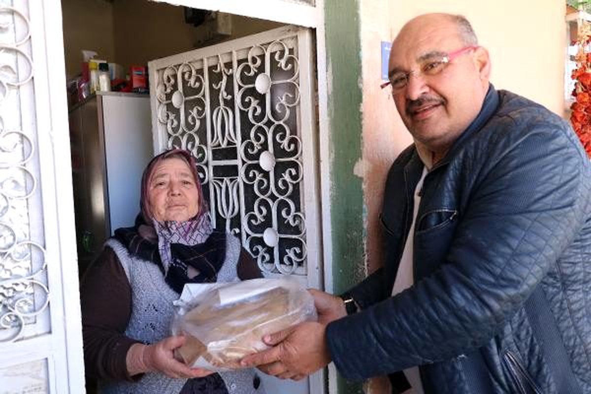 Muhtar, sokağa çıkamayan mahallelinin ihtiyacını bisikletiyle karşılıyor
