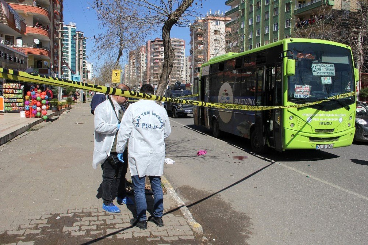 Otobüsten indirip kurşun yağdırdı, kurşunu bitince dipçikle saldırdı