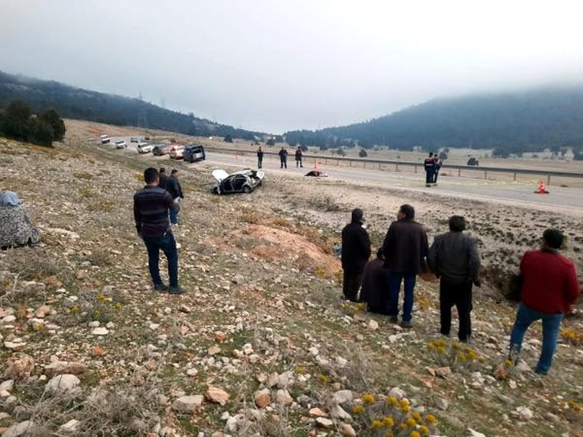 Otomobil şarampole yuvarlandı: 1 ölü, 2 yaralı