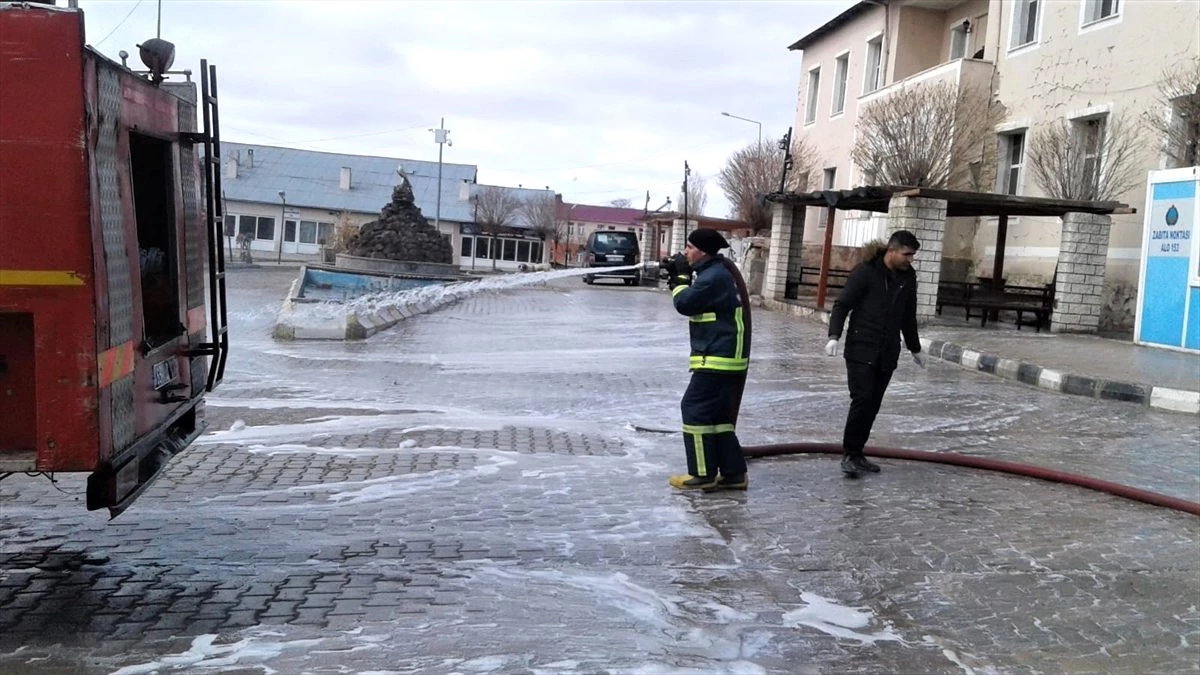 Özalp\'ta cadde ve sokaklar özel karışımlarla yıkanıyor