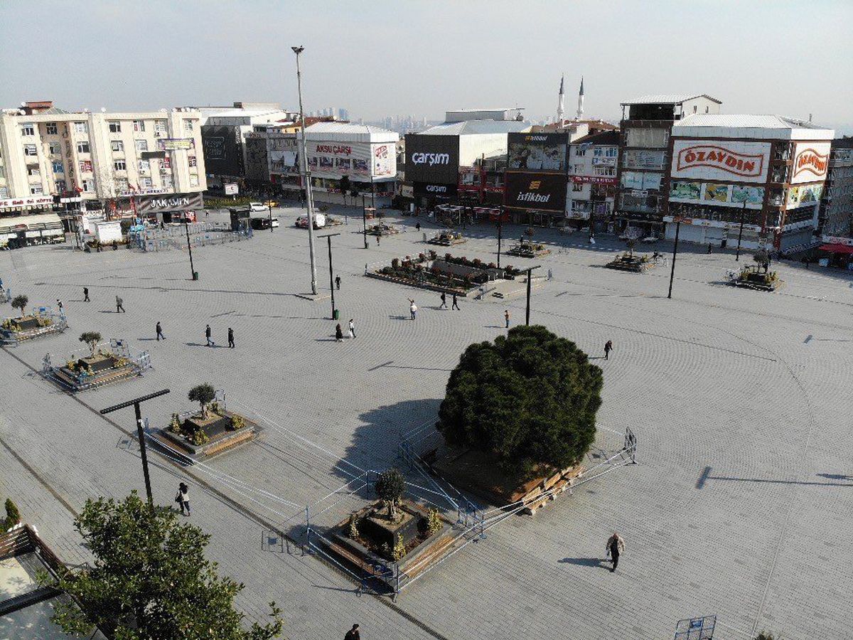 (Özel) Esenyurt\'ta şeride rağmen banka oturan vatandaşlar pes dedirtti