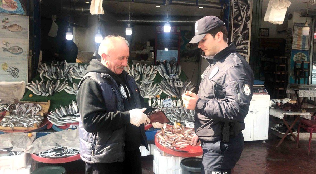 (Özel) İstanbul\'da polis sokağa çıkma yasağına uymayan yaşlıları uyardı