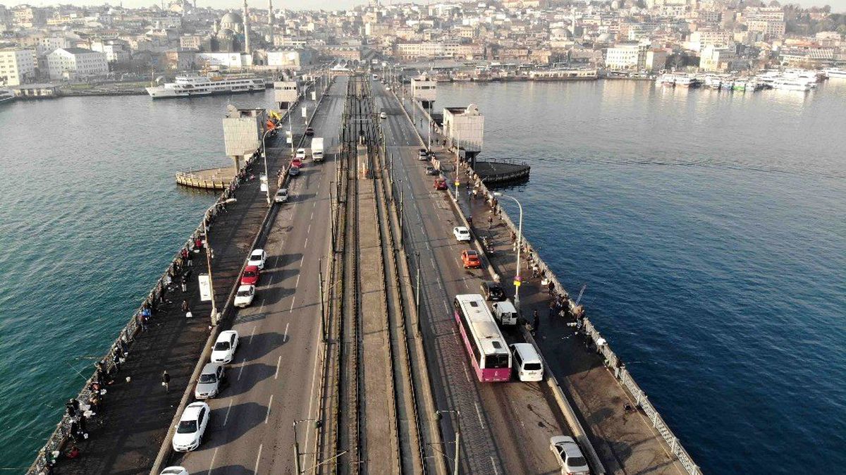 (Özel) Olta balıkçıları korona virüse rağmen Tarihi Galata Köprüsü\'nde