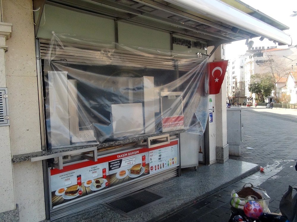 (ÖZEL) Taksim\'de restoran ve lokanta esnafı kepenk kapattı