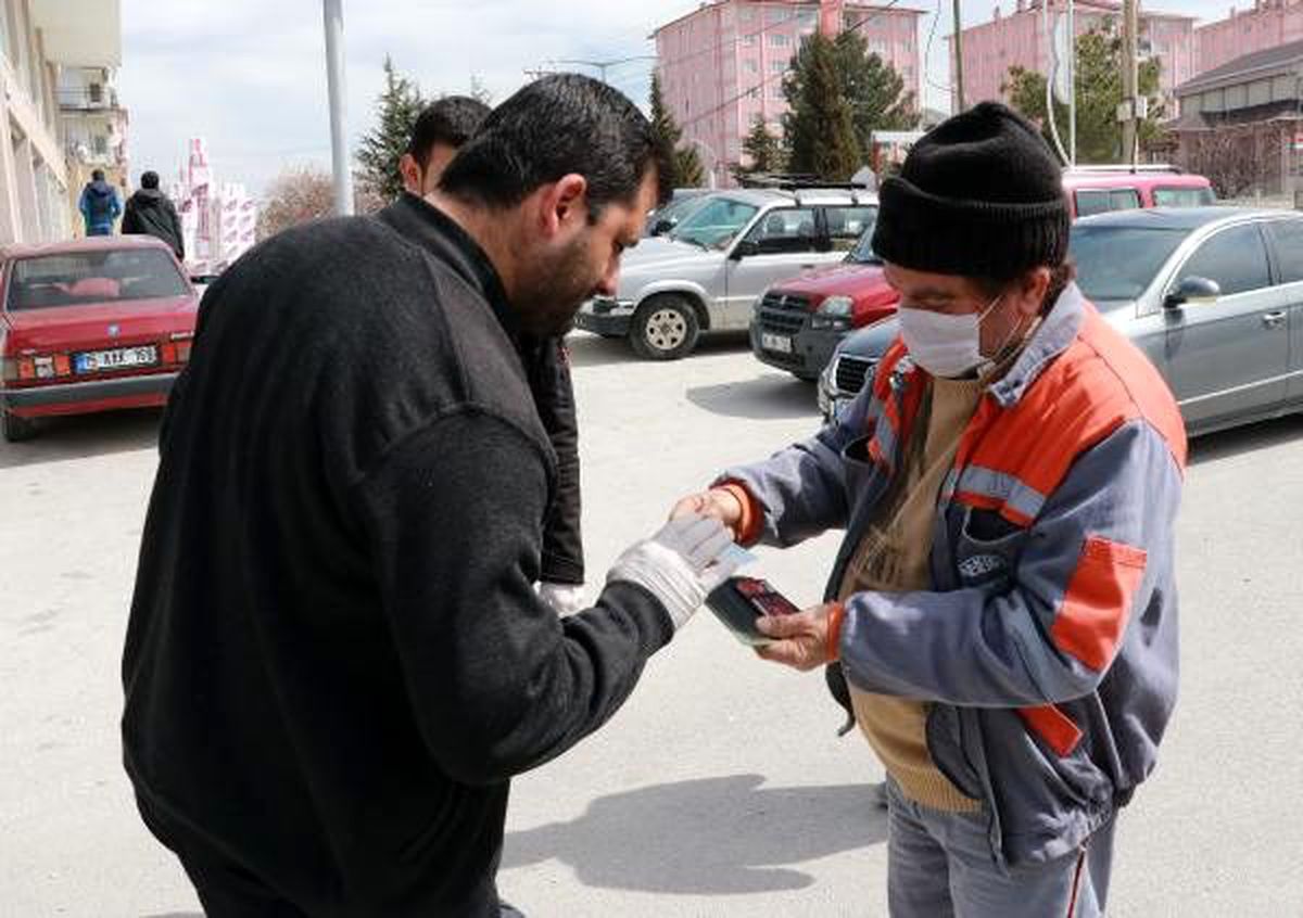 Pazar girişinde 65 yaş kontrolü