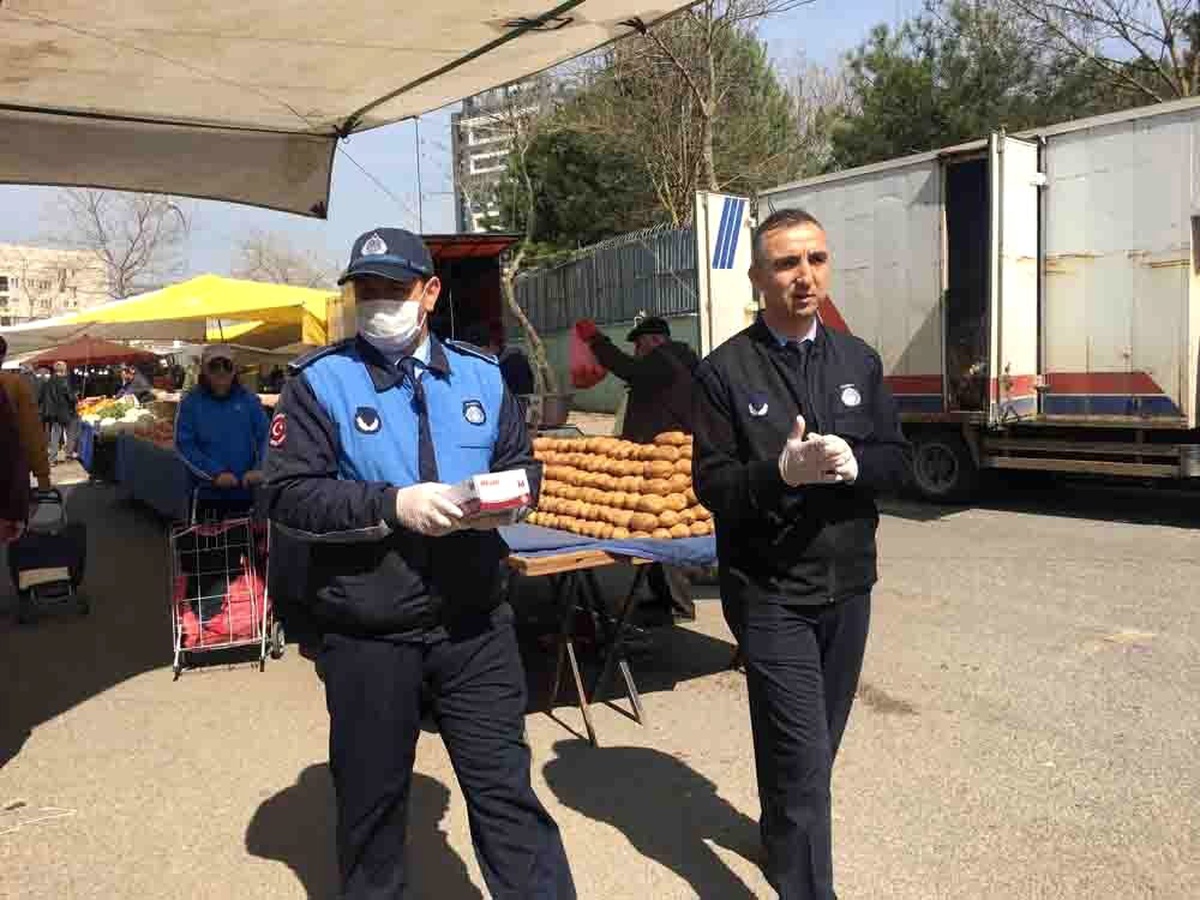Pazarda seçmece yasaklandı, yiyecekleri pazarcılar poşetledi