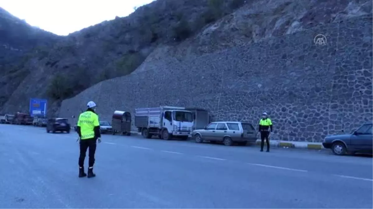 Polis ekipleri koronavirüsle ilgili vatandaşları bilgilendiriyor