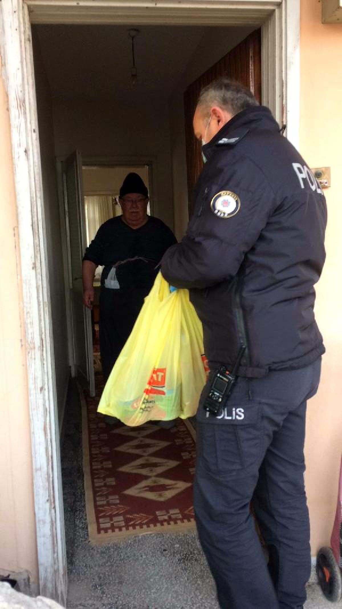 Polis, evden çıkamayan vatandaşların ihtiyacını karşıladı