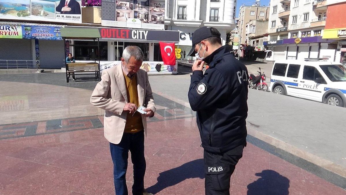 Polis park ve bahçelerde oturan 65 yaş üzerini evlerine gönderiyor