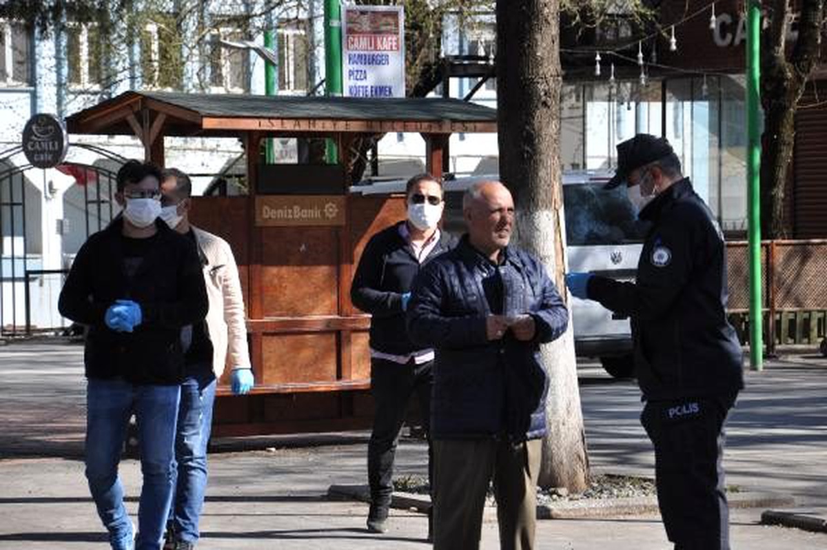 Polis, sokaklarda megefonla uyarı anonsu yaptı