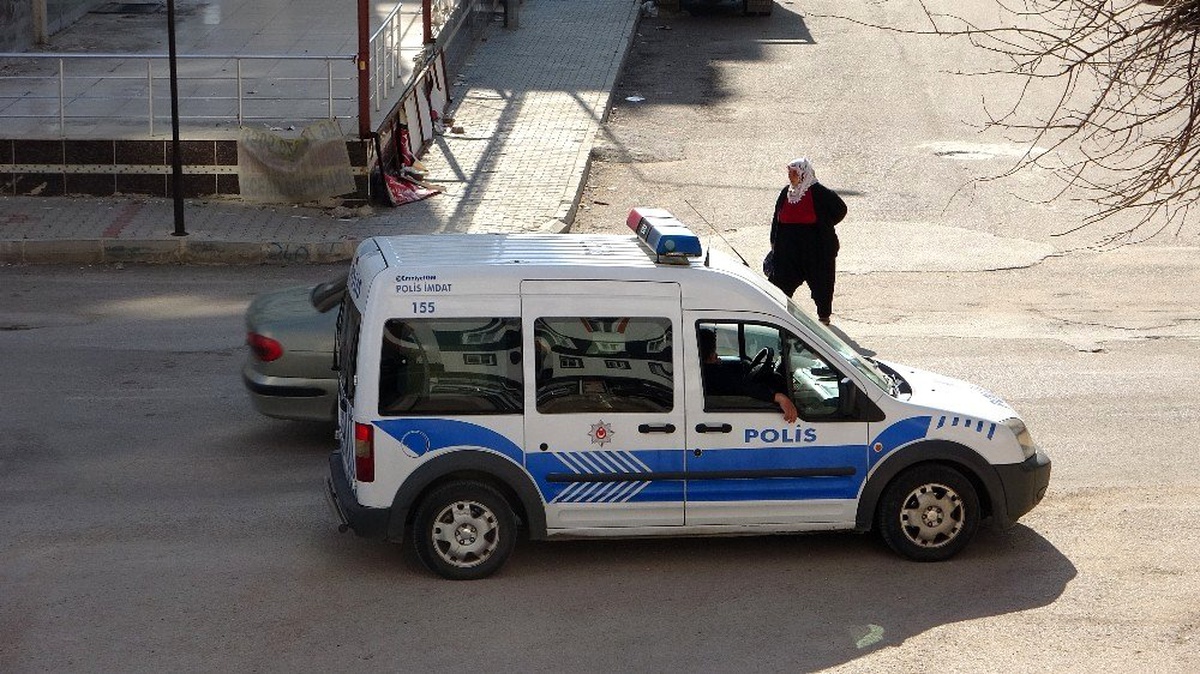 Polis sokaktaki yaşlıları uyardı