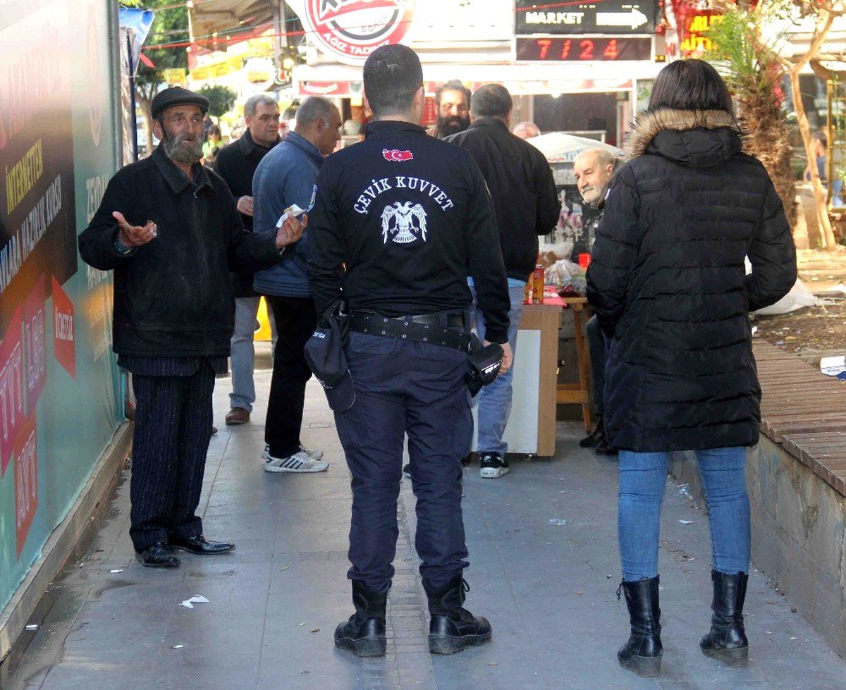 Polis yaşlıları parkta uyarıp evine gönderdi