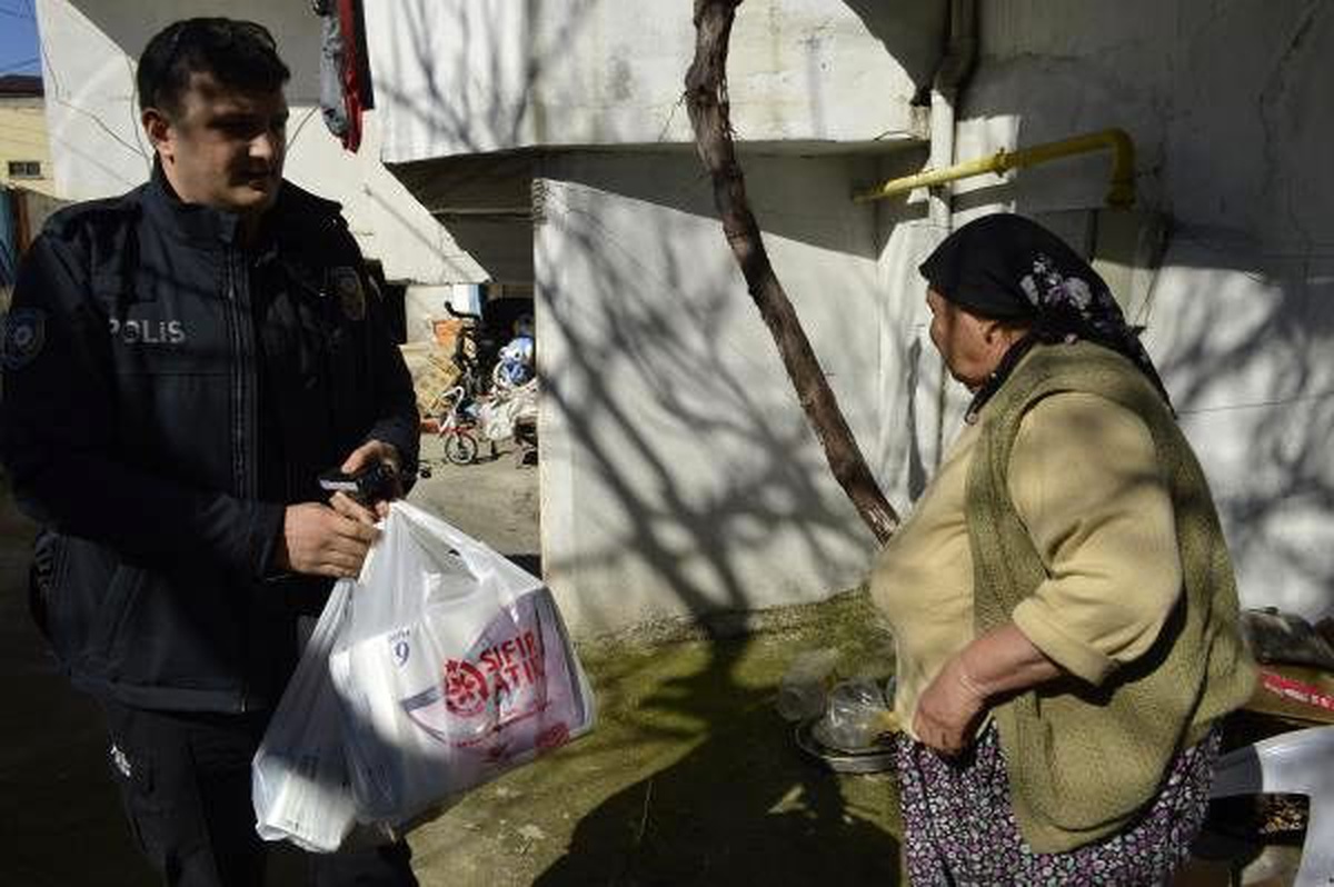 Polisler, 70 yaşındaki kadının alışverişini yaptı