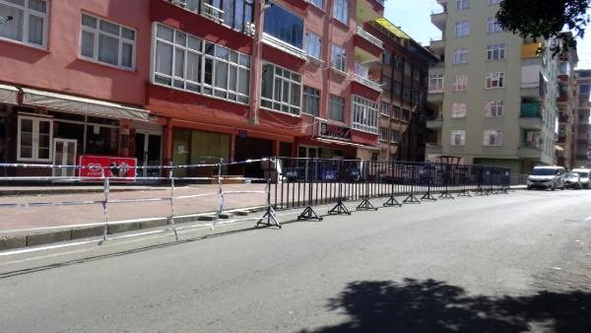 Rize\'de yıkılma riski nedeniyle tahliye edilen binada oturanlar evsiz kaldı