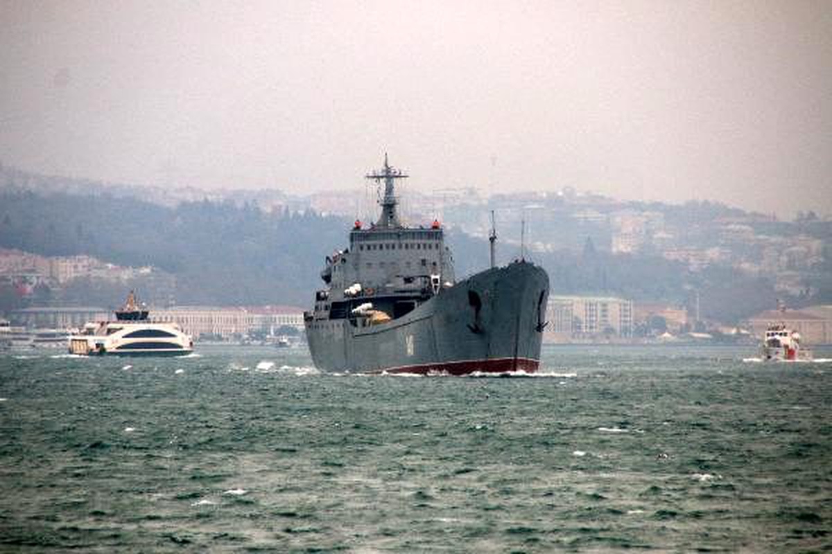 Rus askeri kargo gemisi İstanbul Boğazı\'ndan geçti