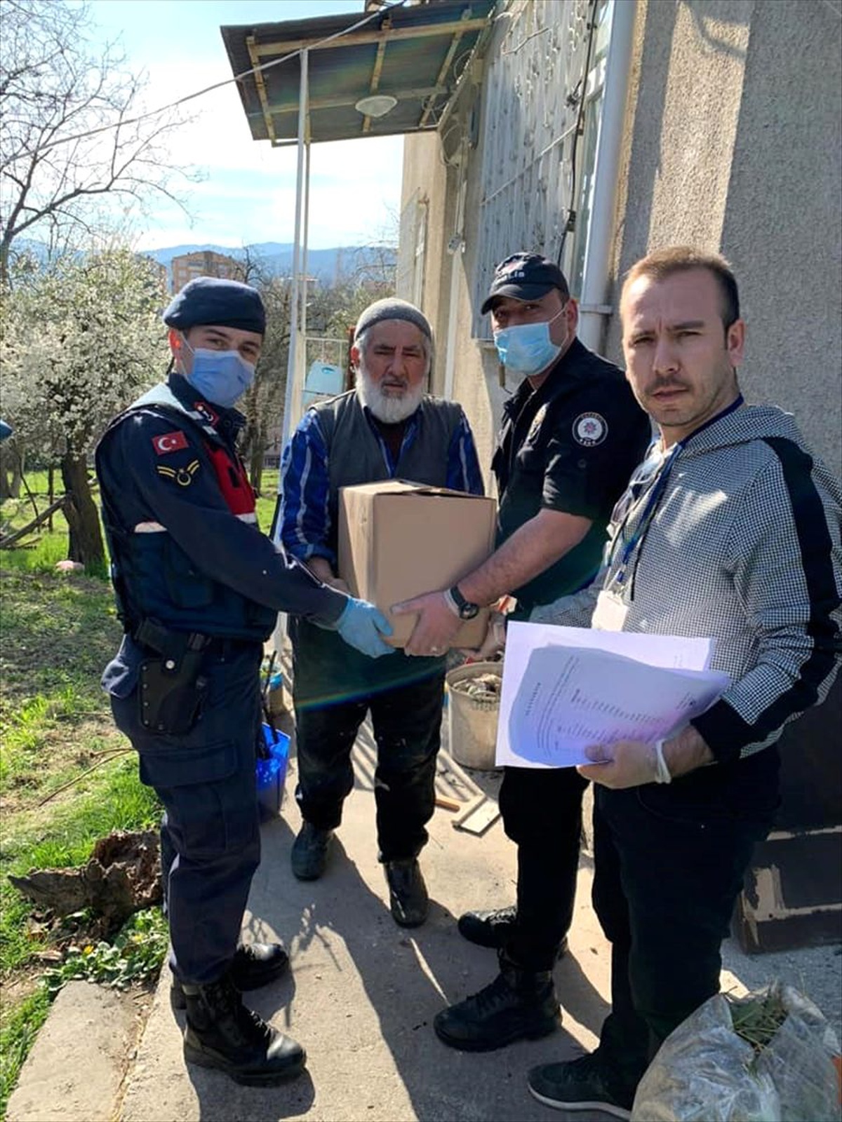 Safranbolu\'da "Vefa Sosyal Destek Grubu" yaşlıların ve hastaların yardımına koşuyor