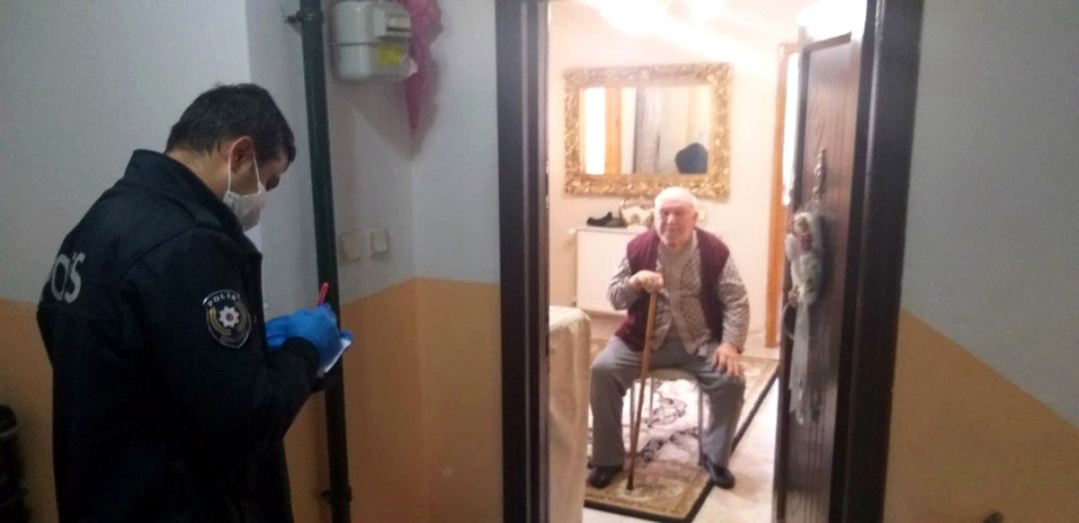 Sakarya\'da evden çıkmaması istenen vatandaşın ihtiyaçlarını polis karşılıyor