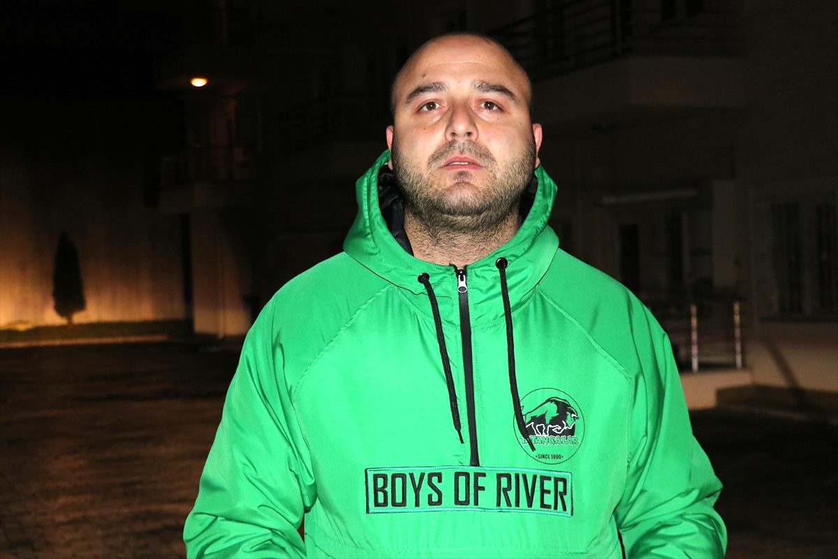 Sakaryaspor taraftarlarından sağlık çalışanlarına meşaleli destek