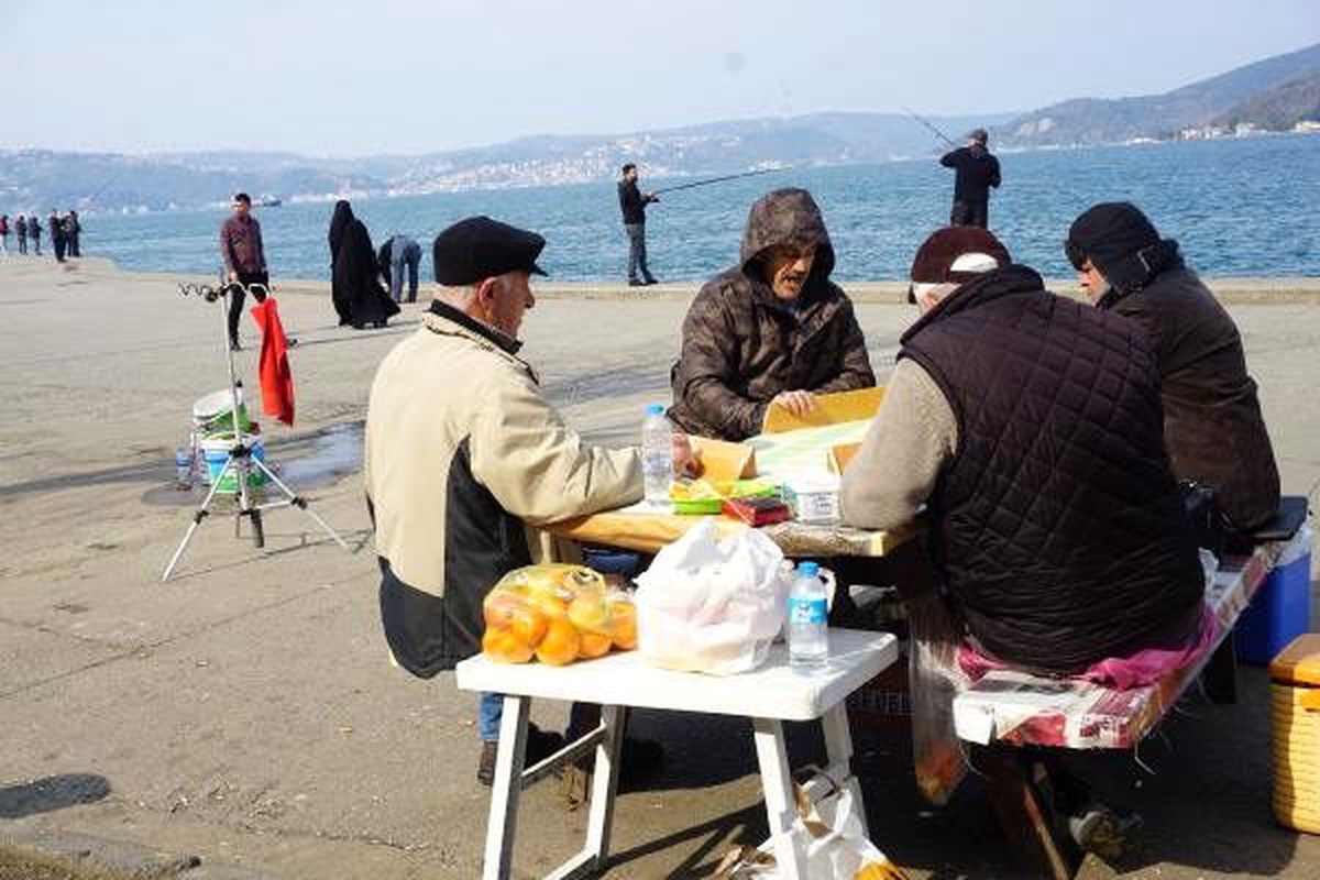 Sarıyer sahilde masa kurup okey oynayanları polis uyardı
