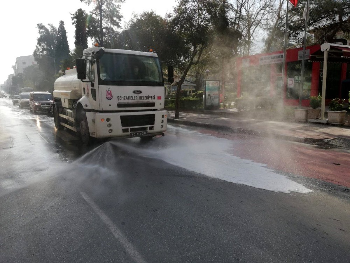 Şehzadeler\'in sokaklarında dezenfekte çalışmaları başladı